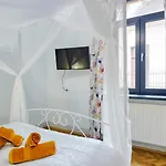 2 Bedroom Oldtown Mountain View With Private Terrace And High Ceilings *