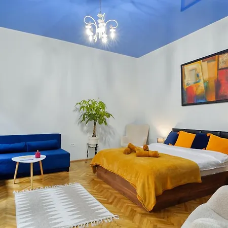 2 Bedroom Oldtown Mountain View With Private Terrace And High Ceilings Lejlighed Braşov