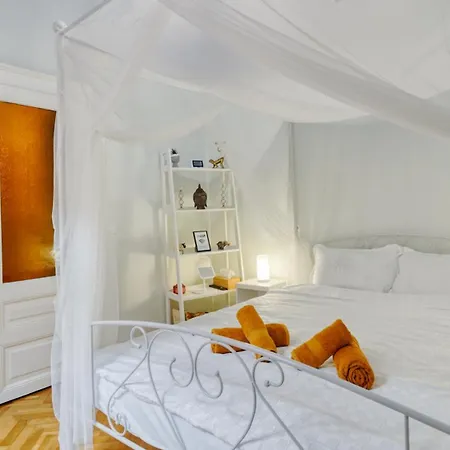 2 Bedroom Oldtown Mountain View With Private Terrace And High Ceilings