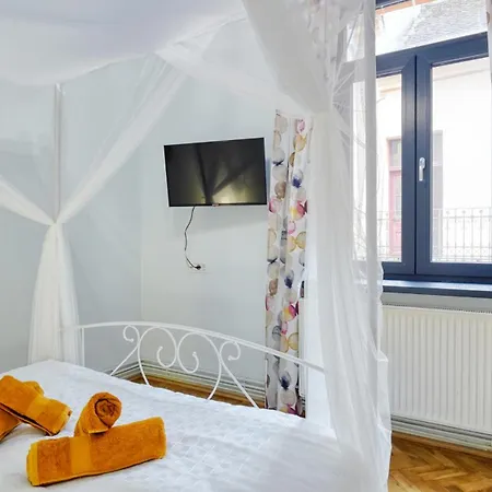 2 Bedroom Oldtown Mountain View With Private Terrace And High Ceilings *