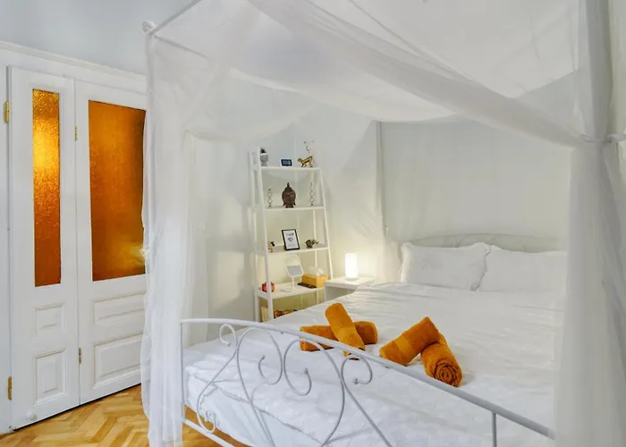 2 Bedroom Oldtown Mountain View With Private Terrace And High Ceilings