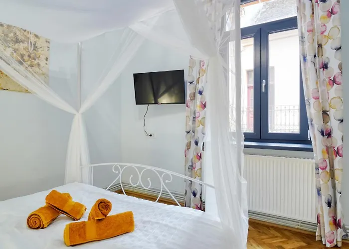 2 Bedroom Oldtown Mountain View With Private Terrace And High Ceilings *